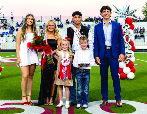 Averi Crouch (second from left in back row) was named as the 2025 Van High School Homecoming Queen and Guado Sanchez (second from right in back row) was selected as the 2025 VHS Homecoming King Sept. 26 during pre-game ceremonies at Van’s Memorial Stadium prior to the kickoff of the varsity football game between the Van Vandals and the Brownsboro Bears. Photo by Jillian Veader, V8R Photography
