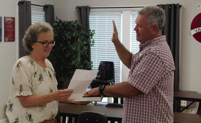 Former board president Scott Thomas was sworn in as the newest member of the Van School Board during a special called meeting June 26. Thomas, serving in Place 2, fills the vacancy of former Place 2 trustee Mark McClanahan, who resigned from the board June 19. Administering the oath of office is Van ISD Executive Assistant to the Superintendent Sarah Hobbs. Photo by David Barber
