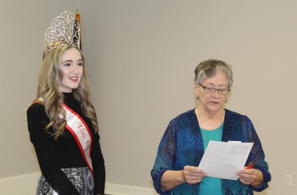 Cara Potter, the 2021 Van Oil Queen, was presented a $1,200 scholarship from the Van Area Chamber of Commerce March 1 during the chamber’s quarterly luncheon by Van Area Chamber of Commerce President Pat Valentine. Photo by David Barber
