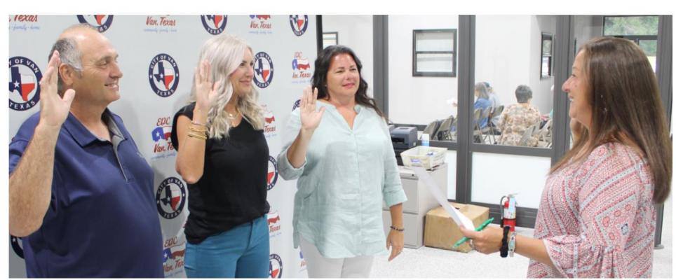 City of Van Secretary Sereca Huggins (far right) recently administered the oath of office to, left to right, Council Member (Place 5) and Mayor Pro Tem Ernie Burns, Council Member (Place 4) Melissa Rust, and Van Mayor Tammy Huff. Photo by David Barber