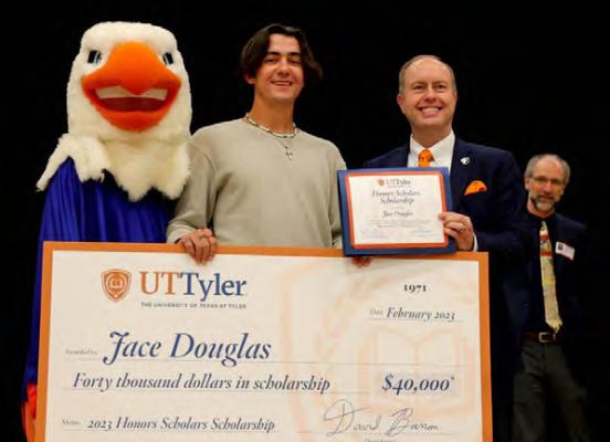 Edwards, Douglas named 2023 Honors Scholars