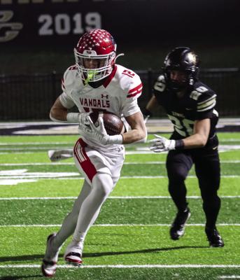 Van Vandal receiver Asher Hawkins (12) caught seven passes for 48 yards and a touchdown Nov. 8 against the Texarkana Pleasant Grove Hawks. The Vandals faced the Athens Hornets Nov. 15 in Tyler in the bi-district round of the Class 4A, Division 2, state playoffs. Photo by Jillian Veader, v8r Photography