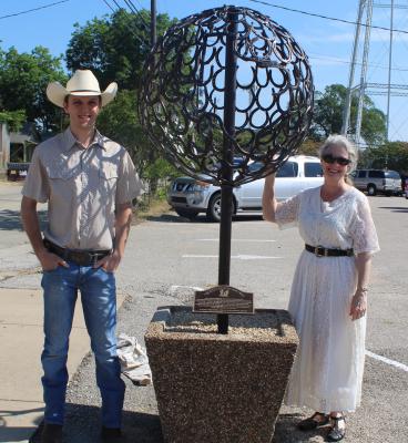 Van Zandt County artist Jon Wiley Keen stands with Canton Mayor Lou Ann Everett as a horseshoe sculpture was unveiled June 9 during a special ceremony at the intersection of State Highway 64 and Grand Saline Street. Photo by David Barber
