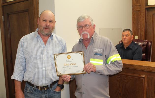Van Zandt County Pct. 4 Employee Tony Elam (right) was recognized for his 20 years of service in VZC during the regular meeting of the VZC Commissioners Court April 23. VZC Pct. 4 Commissioner Brandon Barton presented Elam with a ‘Certificate of Appreciation.’ Story on page 9A. Photo by David Barber