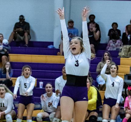 Brilee Ditto (3) and the Edgewood Lady Dogs made it look easy against Commerce, avenging a first round district loss with a 25-8, 25-10, 25-12 sweep of the Tigers. Photo by Dusty Goodwin
