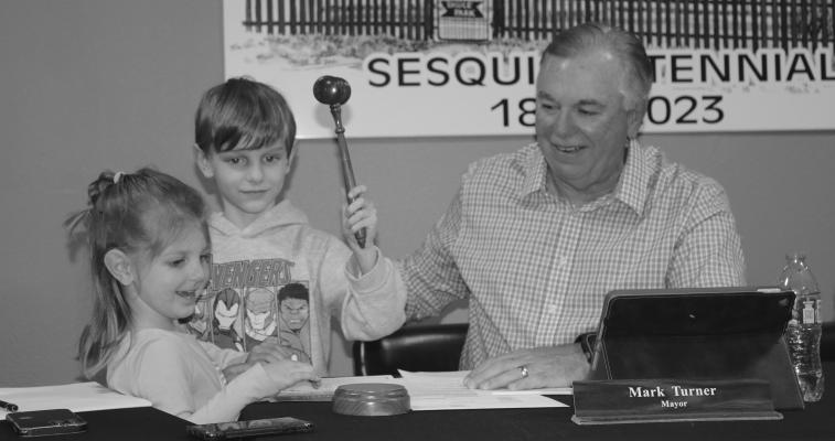 Mayor Mark Turner’s grandchildren, Maverick and Cora Bell, banged the gavel to open and close the Dec. 12 council meeting. Photo by Susan Harris