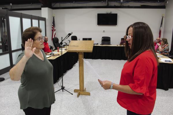 Samantha Smith (left) takes the oath of office after being appointed as the newest member of the Van City Council following a 4-0 vote by council members July 17 during a special called meeting. The oath of office was administered to Smith by Van City Secretary Sereca Huff-Huggins. Smith succeeds former council member Linzy Neal, who announced his resignation July 12. Photo by David Barber
