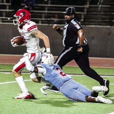 Caden Rowe (8), the Van Vandal wide receiver, caught four passes for 119 yards Aug. 30 in Dallas against Dallas Carter. The Vandals outlasted Dallas Carter, 28-20, in their regular season opener as they were looking for another road victory in Longview Sept. 6 against the Pine Tree Pirates. Photo by Jillian Veader, V8R Photography