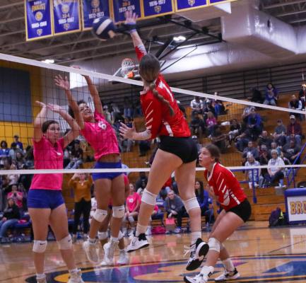The Van Lady Vandals secured a spot in this year’s 4A playoffs with back-to-back wins over Mabank and Brownsboro last week. Van will look to build up even more momentum as they wrap up the regular season with matches against Cumberland Academy and Canton. Photo by Liz Hinch