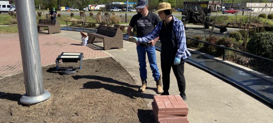MASTER GARDENERS HELP OUT AT VZC VETS MEMORIAL