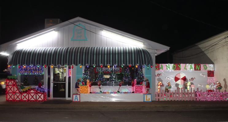 Businesses in downtown Van including The Dinner Bell were decorated in time for the Christmas Parade Dec. 7. In addition to Van, Canton and Grand Saline had their Christmas Parades Dec. 7 while Edgewood and Wills Point held their festivities Dec. 14. The Rolling Oaks Volunteer Fire Department will have its Christmas Parade at 1:30 p.m. Dec. 8 (today). Photo by Susan Harris
