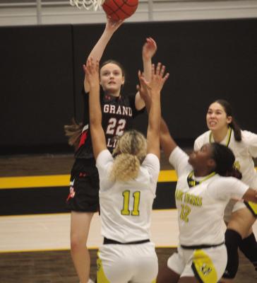 Indians, Lady Indians battle Malakoff