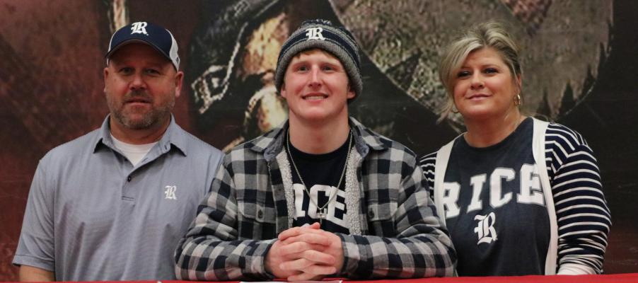 Van Vandal senior inside linebacker Beau Barton recently signed a National Letter of Intent to play college football at Rice University. Barton was a District 8-4A, Division 2, First Team All-District Selection. Shown with Barton are his parents, Brandon and Crystal. Photo courtesy of the Van High School Journalism Department