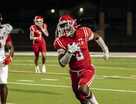 Van Vandal senior running back Da’Quavion Williams runs for first down yardage down the sideline Aug. 29 against Dallas Carter. Williams rushed for 162 yards on 16 carries and three touchdowns in Van’s 38-35 victory. After hosting Pine Tree Sept. 5, the Vandals will visit Lindale Sept. 12 in a 7:30 p.m. kickoff against their arch rival. Photo by Jillian Veader, V8R Photography