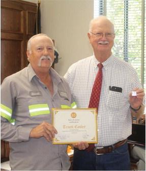 Darrell Easley (left) was recognized for his 35 years of service to Van Zandt County during the regular meeting Sept. 27 of the VZC Commissioners Court. Presenting Easley, the VZC Pct. 2 foreman, was VZC Pct. 2 Commissioner Virgil Melton Jr. Photos by David Barber