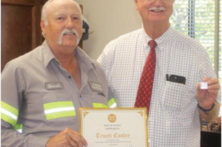 Darrell Easley (left) was recognized for his 35 years of service to Van Zandt County during the regular meeting Sept. 27 of the VZC Commissioners Court. Presenting Easley, the VZC Pct. 2 foreman, was VZC Pct. 2 Commissioner Virgil Melton Jr. Photos by David Barber